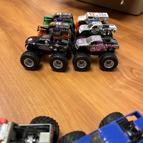 Monster Jam Monster Truck Bundle 10 pc - Picture 4 of 6